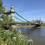 Perfect For 6 - 2 Bedroom 2 Bathroom Apartment By The Famous Hammersmith Riverside